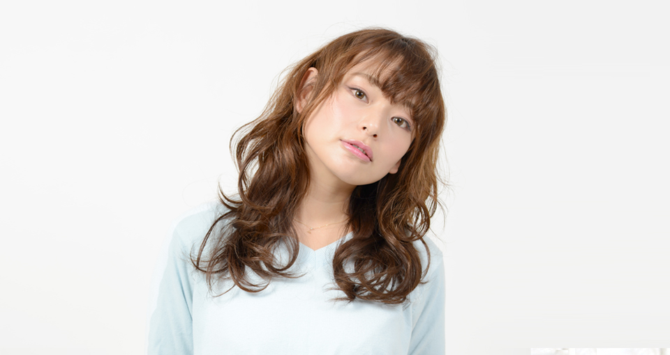 リラクシーなほつれウェーブ＆フリンジバングスタイル